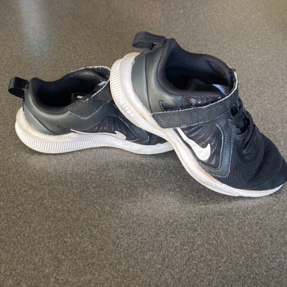 Nike 2y black - used for gym class but outgrew them - Picture 4 of 8